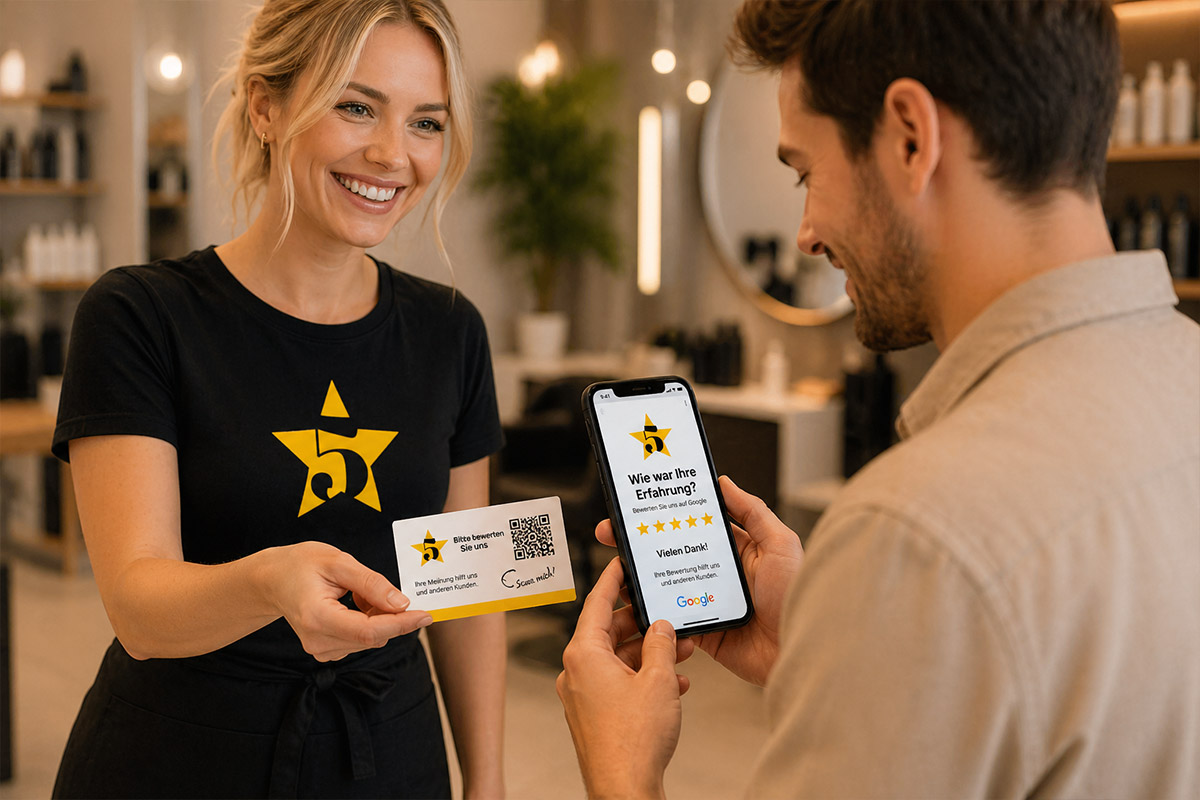 Mitarbeiterin überreicht Kunden eine QR-Bewertungskarte – Kunde scannt und bewertet sofort auf Google